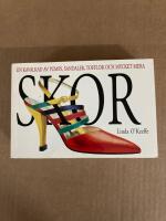 Skor : en kavalkad av pumps, sandaler, tofflor och mycket mera