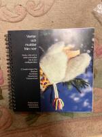 Vantar och muddar fr&aring;n norr : [sticka, virka och sy vantar och muddar fr&aring;n de fyra nordligaste l&auml;nen : 12 beskrivningar fr&aring;n J&auml;mtland, Norrbotten, V&auml;sterbotten, V&auml;sternorrland]