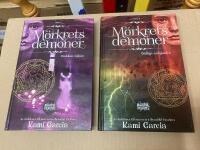 M&ouml;rkrets demoner. Komplett. Bok 1. Ondskan vaknar och Bok 2. D&ouml;dliga avsl&ouml;janden
