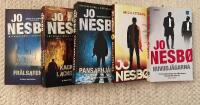 Fem thrillers / deckare med Harry Hole, Fr&auml;lsaren , Kackerlackorna , Pansarhj&auml;rta , Midnattssol och Huvudj&auml;garna
