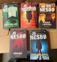 Fem thrillers / deckare med Harry Hole, R&ouml;dhake , Kackerlackorna , Sm&auml;rtans hus , Polis och Pansarhj&auml;rta