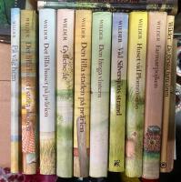 Lilla huset p&aring; pr&auml;rien 1-10, komplett serie 1. Det lilla huset i stora skogen 2. Det lilla huset p&aring; pr&auml;rien 3. Huset vid Plommon&aring;n 4. Vid Silversj&ouml;ns strand 5. Farmarpojken 6. Den l&aring;nga vintern 7. Den lilla staden p&aring; pr&auml;rien 8. Gyllene &aring;r 9. De f&ouml;rsta fyra &aring;ren 10. P&aring; v&auml;g hem 