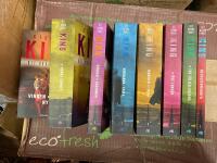 Det m&ouml;rka tornet 1 - 8 komplett serie 1.  Revolvermannen 2.  De tre f&ouml;ljeslagarna 3. De &ouml;de landen 4. Magiker och glas 5. Vargarna i Calla 6. S&aring;ngen om Susannah 7. Det m&ouml;rka tornet 8.  Vinden genom nyckelh&aring;let 