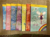 Regnb&aring;gs&ouml;n &auml;lvb&ouml;cker komplett serie 1-7 : Rubins den r&ouml;da &auml;lvan, Flamma den orangea &auml;lvan, Mimosa den gula &auml;lvan, Mynta den gr&ouml;na &auml;lvan, Safira den bl&aring; &auml;lvan, Druva den bl&aring;lila &auml;lvan och Viola den violetta &auml;lvan. 