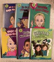 Barnen i Lyckeskolan , Silverdelfinen 2 ; 6 b&ouml;cker i serien. 1. Vill du vara ihop. Katja Virtanen? 2. &Auml;r du r&auml;dd, Simon Nordin? 3. Grattis, Svea Fors! 4. Skojar du, M&auml;rta Gr&ouml;n? 5. K&auml;rlek med Vilma och Loppan 6. Trolleri med Karam Nadjar