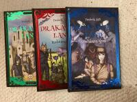 Drakarnas land, komplett trilogi. Rubinmyntet, Lyckov&auml;ndaren och Ondskans &ouml;gon