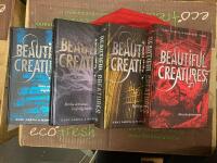Beautiful creatures komplett 4 delar. 1. M&ouml;rka dr&ouml;mmar, livsfarlig k&auml;rlek , 2. Sv&aring;ra val, magiska hemligheter , 3. Det h&ouml;gsta priset, det st&ouml;rsta offret , 4. Den sista pr&ouml;vningen 