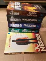 5 stycken Jo Nesb&oslash; deckare: Midnattsol , Sm&auml;rtans hus , Fr&auml;lsaren , Pansarhj&auml;rta , Kackerlackorna