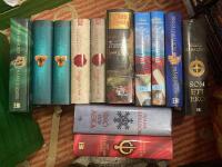 Outlander 1-9 komplett serie, 1. Fr&auml;mlingen , 2. Sl&auml;nda i b&auml;rnsten , 3. Sj&ouml;fararna 2 delar , 4. Trummornas d&aring;n , 5. Det flammande korset , 6. Sn&ouml; och aska , 7. Som ett eko , 8. Skugga av svek 2 delar och 9. En sv&auml;rm av tusen bin 2 delar