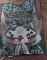 Njut en liten smula : av t&aring;rtorna, kakorna, br&ouml;den och desserterna du inte gl&ouml;mmer!