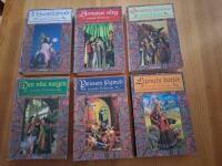 1) Profetian om cheysuli: 1) I djurskepnad, 2) Homanas s&aring;ng, 3) Sv&auml;rdes h&auml;rskare, 4) Den vita vargen, 5) Prinsens h&ouml;gmod, 6) Lejonets dotter 