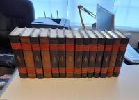 Samlade skrifter (Han och Hon, En d&aring;res f&ouml;rsvarstal. Lyriska dramer. Historiska dramer, Inferno, Legender, Ensam, Tj&auml;nstekvinnans son., Giftas, Utopier, Hems&ouml;borna, Sk&auml;rkarlsliv, I havsbandet, G&ouml;tiska rummet, Svarta fanor, Fagervik och Skamsund, Sagor, Taklags&ouml;l, Syndabocken, Varia, Resor, Uppsatser, Samtidsdramer, Svenska &ouml;den och &auml;ventyr, Fr&aring;n havet, Fr&aring;n fj&auml;rdingen och svartb&auml;cken, R&ouml;da rummet, Dikter, S&ouml;mng&aring;ngarn&auml;tter. Ordalek och sm&aring;konst., En bl&aring; bok I)