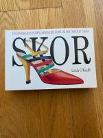 Skor - en kavalkad av pumps, sandaler, tofflor och mycket mera