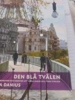 Den bl&aring; tv&aring;len : romanen och konsten att g&ouml;ra saker och ting synliga