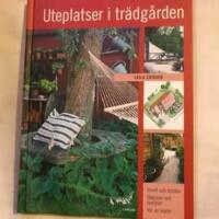 Uteplatser i tr&auml;dg&aring;rden : huset och tomten, sk&auml;rmar och spalj&eacute;er, val av v&auml;xter