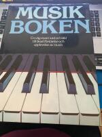 Musikboken : [en v&auml;gvisare i ord och bild till &ouml;kad f&ouml;rst&aring;else och upplevelse av musik]