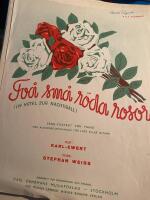 Tv&aring; sm&aring; r&ouml;da rosor f&ouml;r piano