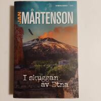 I skuggan av Etna [en Homandeckare]