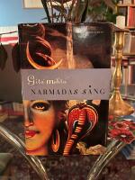 Narmadas s&aring;ng : [roman]