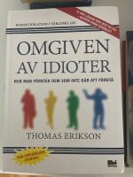 Omgiven av idioter : hur man f&ouml;rst&aring;r dem som inte g&aring;r att f&ouml;rst&aring;
