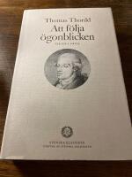 Att f&ouml;lja &ouml;gonblicken : texter i urval