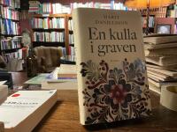En kulla i graven : Gr&aring;myren 1