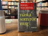N&auml;sta som r&ouml;r mig : roman