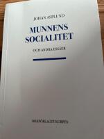 Munnens socialitet och andra ess&auml;er