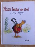 Nasse hittar en stol