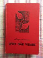  Livet g&aring;r vidare.  Sagan fr&aring;n den vita g&aring;rden. 