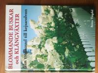 Blommande buskar och kl&auml;ngv&auml;xter : [fr&aring;n trollhassel till kejsarolvon]