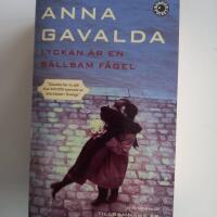 Lyckan &auml;r en s&auml;llsam f&aring;gel