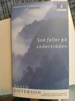 Sn&ouml; faller p&aring; cedertr&auml;den