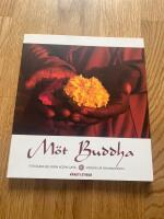 M&ouml;t Buddha : fotografier fr&aring;n Bodh Gaya, verser ur Dhammapada