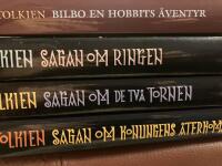 Sagan om ringen, trilogin: Sagan om ringen, Sagan om de tv&aring; tornen, Sagan om konungens &aring;terkomst och Bilbo