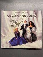 Sy kl&auml;der till Barbie