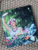 &Auml;lskade prinsessa : en resa i bilder genom Victorias liv
