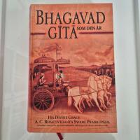 Bhagavad-gītā som den &auml;r - med ursprunglig sanskrittext, omskrivning till latinska bokst&auml;ver, ord&ouml;vers&auml;ttning, vers&ouml;vers&auml;ttning samt utf&ouml;rliga f&ouml;rklaringar