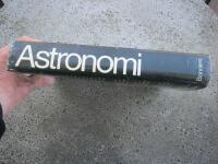 Astronomi : det internationella standardverket om universum