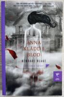 Anna kl&auml;dd i blod