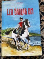 Leo sadlar om