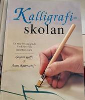 Kalligrafiskolan : [en steg-f&ouml;r-steg guide i bokst&auml;vernas underbara v&auml;rld]