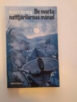 De svarta nattfj&auml;rilarnas m&aring;nad. Noveller