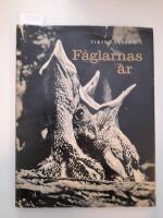 F&aring;glarnas &aring;r. En bok om &aring;rets alla h&auml;ndelser i f&aring;gelv&auml;rlden - fr&aring;n den f&ouml;rsta trevande f&aring;gels&aring;ngen i den tidigaste v&aring;ren, &ouml;ver sommarens omsorger f&ouml;r sl&auml;ktets fortbest&aring;nd, till vinterns h&aring;rda kamp mot k&ouml;ld och sv&auml;lt.