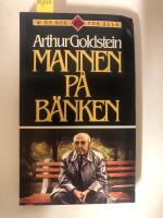 Mannen p&aring; b&auml;nken