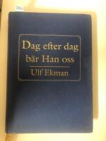 Dag efter dag b&auml;r han oss