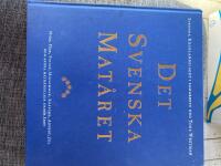 Det svenska mat&aring;ret : [ny&aring;r, p&aring;sk, pingst, midsommar, kr&auml;ftor, advent, jul och andra math&auml;ndelser under &aring;ret]