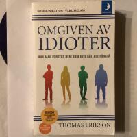 Omgiven av idioter : hur man f&ouml;rst&aring;r dem som inte g&aring;r att f&ouml;rst&aring;