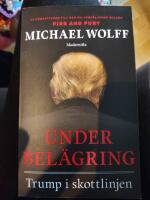 Under bel&auml;gring : Trump i skottlinjen