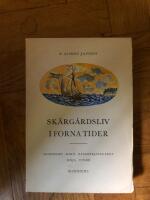 Sk&auml;rdg&aring;rdsliv i forna tider.  Sandhamn, Har&ouml;, M&ouml;ja, Vind&ouml;. Farleder och farkoster. Lotsar och sj&ouml;kartor. Ryssh&auml;rjningar.